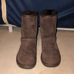 Brown short women’s ugg boots